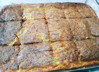 Κοντινό πλάνο στο ταψί με την κολοκυθόπιτα πριν το ψήσιμο, που αναδεικνύει το μείγμα με τα τριμμένα κολοκύθια και τα τυριά