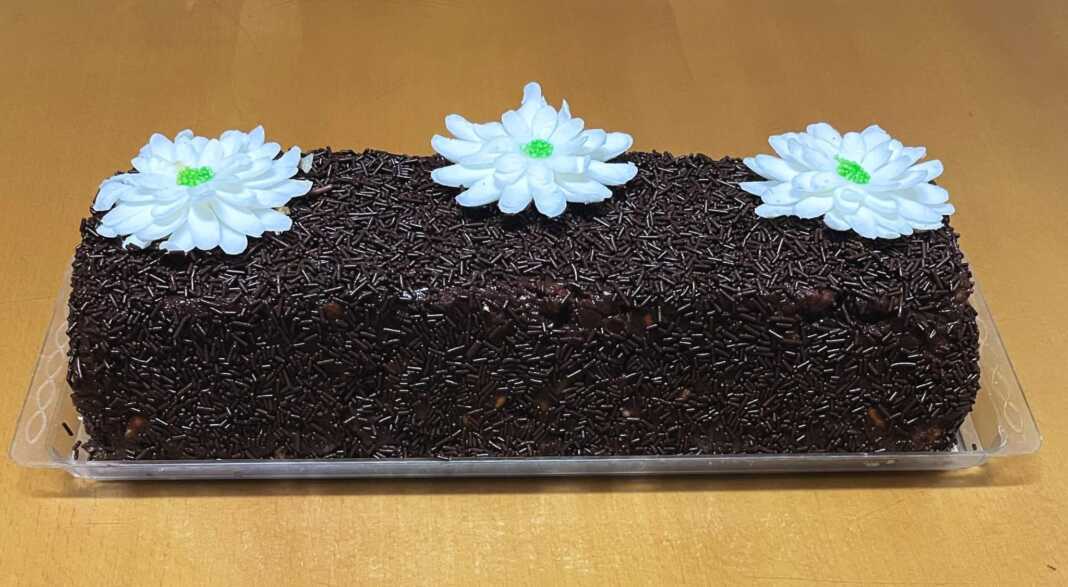 kormosMosaiko Ένας ολόκληρος Κορμός Σοκολάτας Μωσαϊκό, γαρνιρισμένος με τρούφα σοκολάτας, έτοιμος για σερβίρισμα