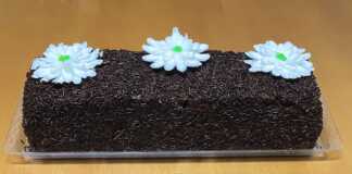 Ένας ολόκληρος Κορμός Σοκολάτας Μωσαϊκό, γαρνιρισμένος με τρούφα σοκολάτας, έτοιμος για σερβίρισμα