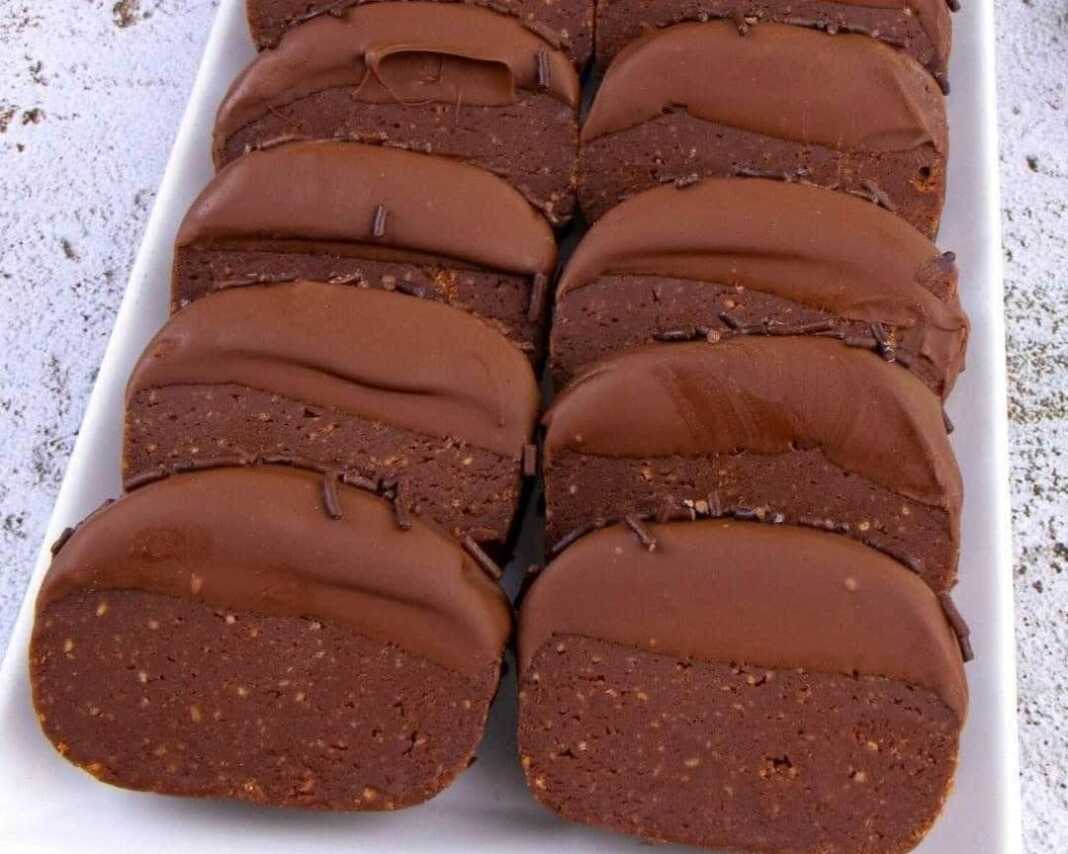 Μια πιατέλα με σκούρα σοκολατένια μπισκότα χωρίς ψήσιμο.