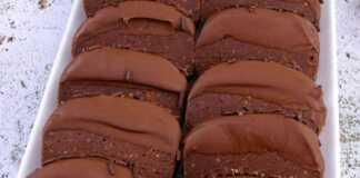 Μια πιατέλα με σκούρα σοκολατένια μπισκότα χωρίς ψήσιμο.