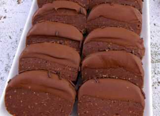 Μπισκότα σοκολάτας χωρίς ψήσιμο, με επικάλυψη λιωμένης σοκολάτας και σοκολατένια τρούφα.