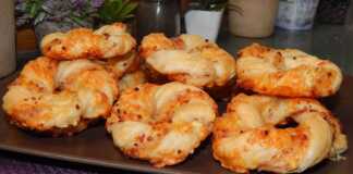 Κουλουράκια σφολιάτας με ζαμπον & τυρι Κουλουράκια σφολιάτας με ζαμπον & τυρι