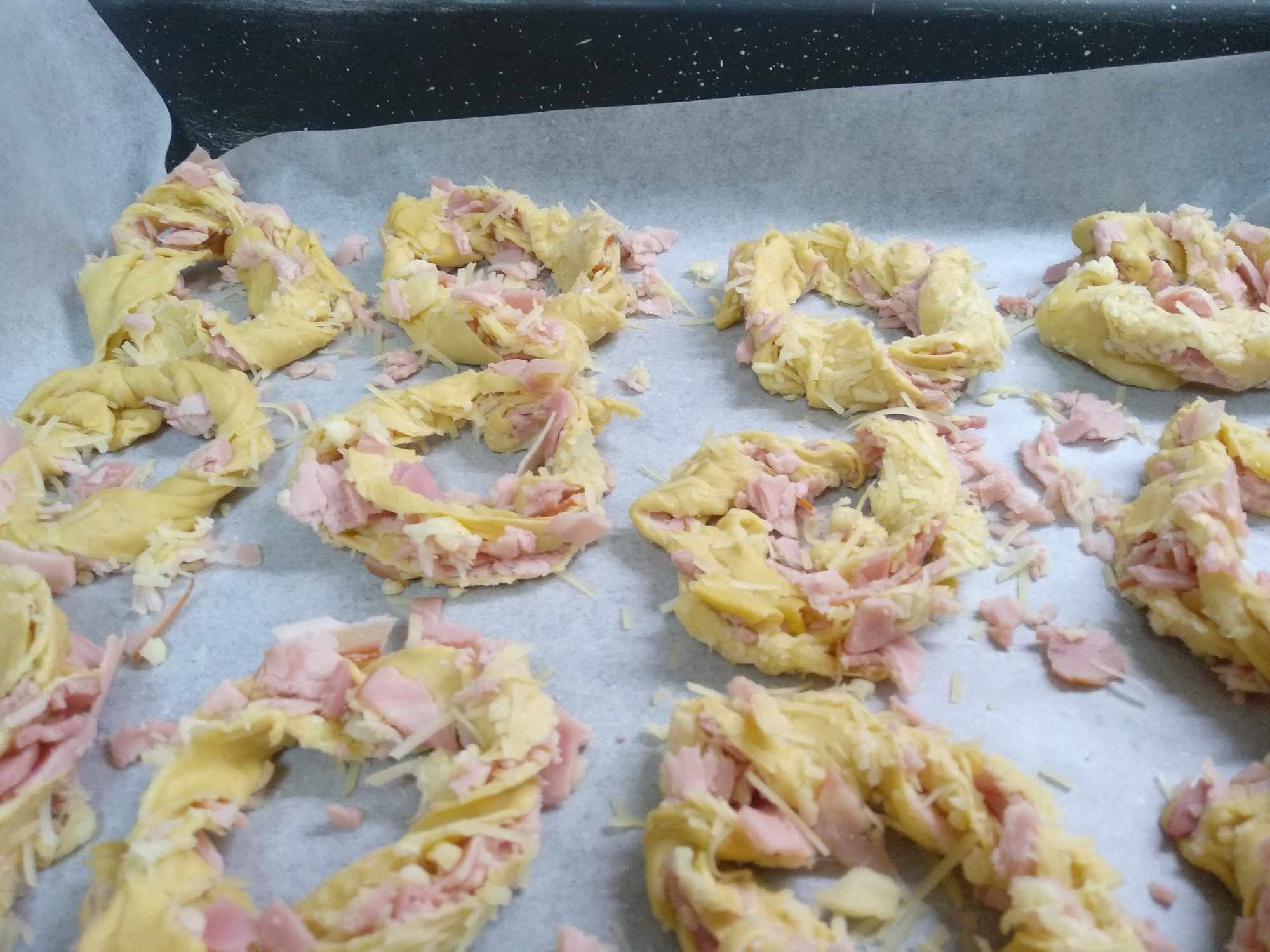 Κουλουράκια σφολιάτας με ζαμπον & τυρι