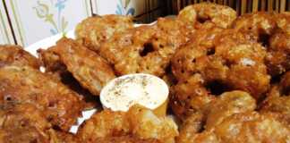 Κρεμμυδοκεφτέδες είναι τραγανοί και αφράτοι Κρεμμυδοκεφτέδες