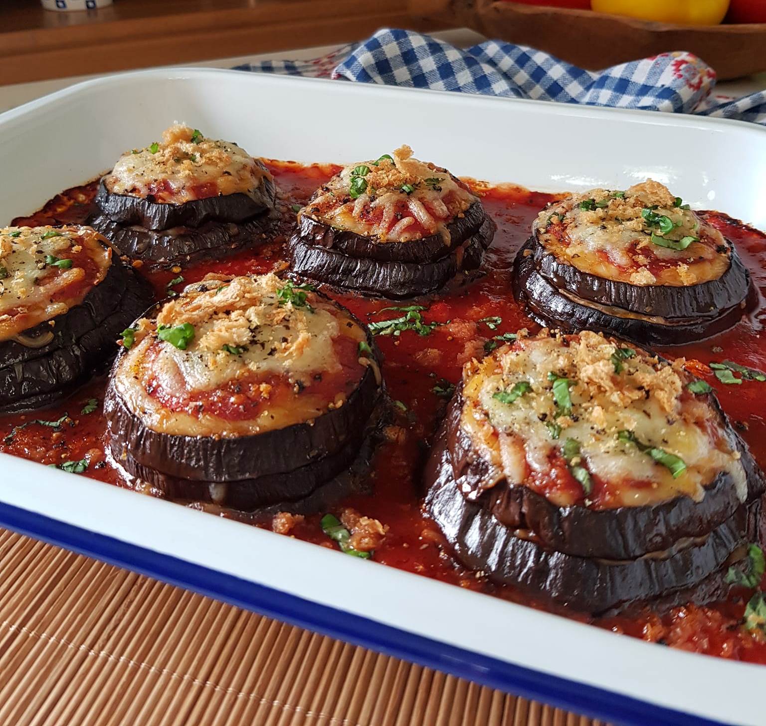 melitzanaParmezana Ένα ταψί με λαχταριστές Μελιτζάνες με τυρί στο Φούρνο, με στρώσεις λιωμένου τυριού και σάλτσας