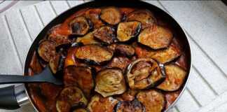 Μελιτζάνες τηγανιτές σε σάλτσα ντομάτας