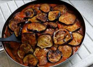 Μελιτζάνες τηγανιτές σε σάλτσα ντομάτας