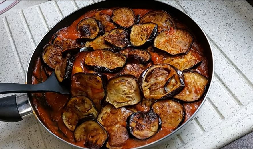 melitzanesTigani Μελιτζάνες τηγανιτές σε σάλτσα ντομάτας