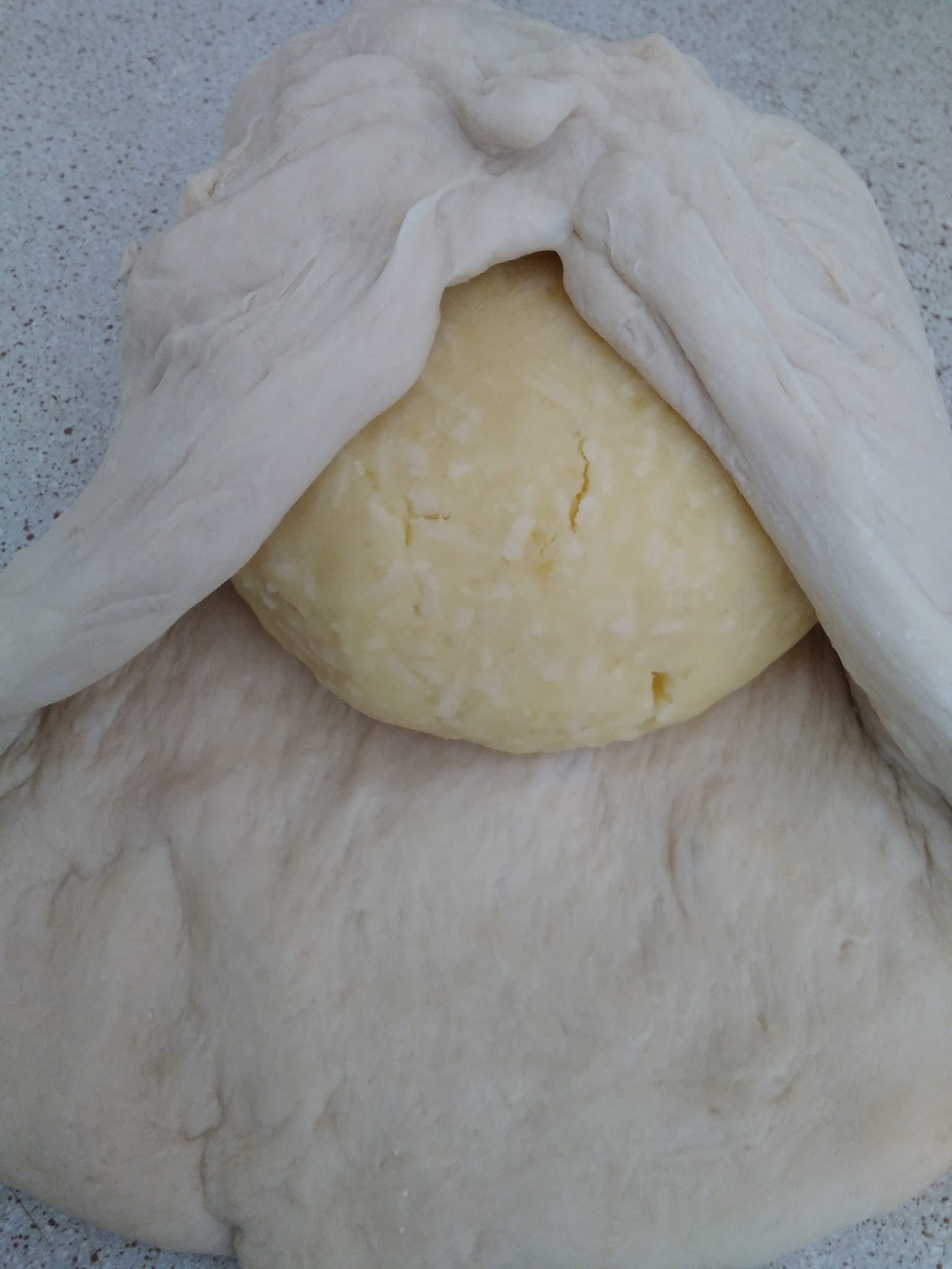 Πίτα με γέμιση πατάτας και μιξ τυριών