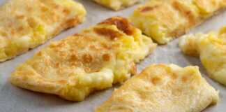 Χρυσαφένιες πίτες με γέμιση πατάτας και τυριού