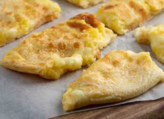 Χρυσαφένιες πίτες με γέμιση πατάτας και τυριού