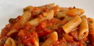 Πένες με σάλτσα ντομάτας με μέλι