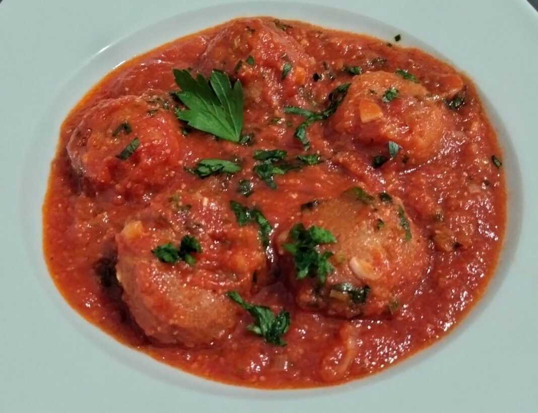 psarokeftedes Ψαροκεφτέδες σε σάλτσα ντομάτας