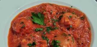 Ψαροκεφτέδες σε σάλτσα ντομάτας