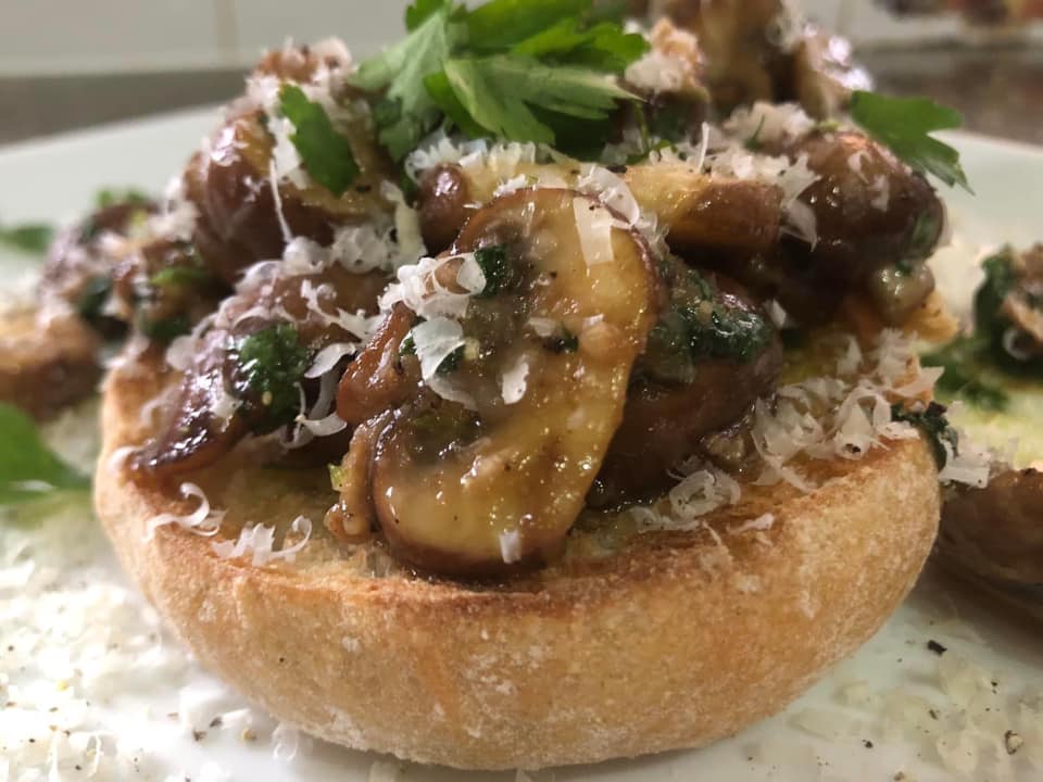 Ψωμάκια φούρνου με μανιτάρια σκόρδου