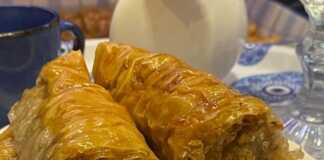 Φρεσκοψημένο σαραγλί, κομμένο σε μερίδες, με ορατά στρώματα φύλλου και πλούσιο σιρόπι.