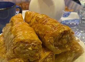 Φρεσκοψημένο σαραγλί, κομμένο σε μερίδες, με ορατά στρώματα φύλλου και πλούσιο σιρόπι.