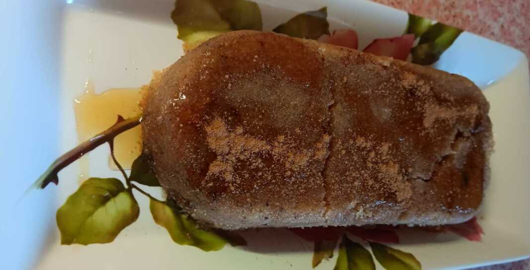 simigdaleniosMeli Πιάτο με ζουμερό σιμιγδαλένιο χαλβά, πασπαλισμένο με κανέλα, γαρνιρισμένο με καρύδια και μέλι, σε ρουστίκ φόντο.