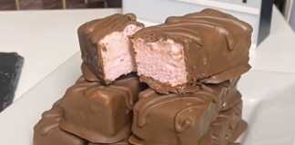 Χειροποίητα Kiss Φράουλα, βουτηγμένα στη σοκολάτα, έτοιμα για σερβίρισμα.