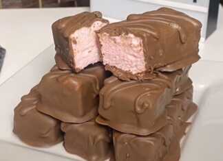 Χειροποίητα Kiss Φράουλα, βουτηγμένα στη σοκολάτα, έτοιμα για σερβίρισμα.