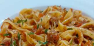 Ταλιατέλες με σάλτσα ντομάτας μανιτάρια και λουκάνικο