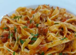 Ταλιατέλες με σάλτσα ντομάτας μανιτάρια και λουκάνικο