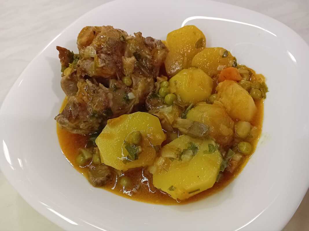 Βοδινή ουρά με αρακά και πατάτες