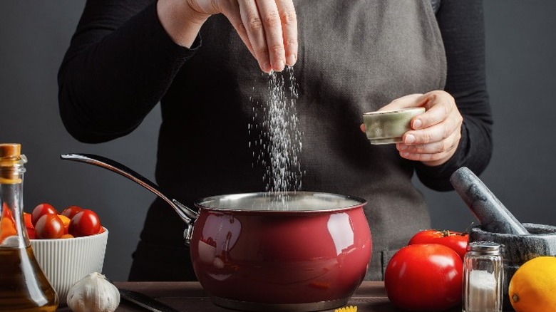 water-can-make-your-dish-less-salty-but-you-may-need-to-add-a-thickener-too-1669134041 φαγητό που έχει πέσει περισσότερο αλάτι