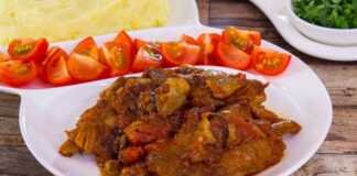 Χοιρινά παϊδάκια σε σάλτσα ντομάτας με μανιτάρια