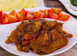 Χοιρινά παϊδάκια σε σάλτσα ντομάτας με μανιτάρια