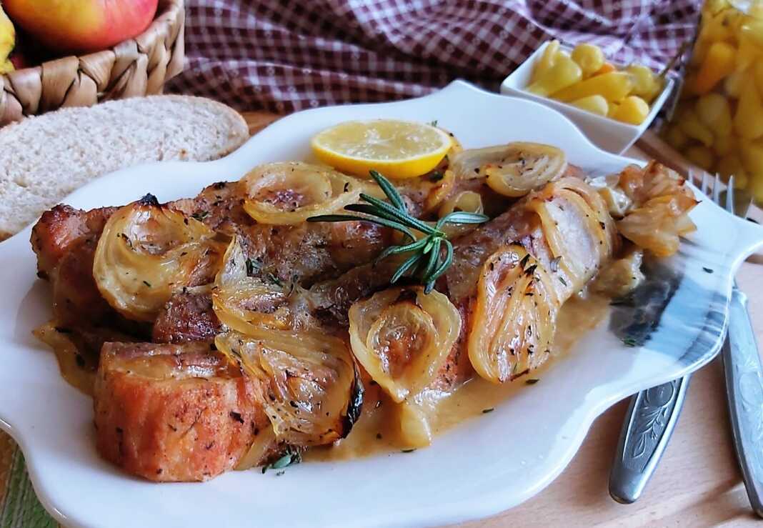 Χοιρινή Μπριζόλα με Κρεμμύδια, ψημένη στο φούρνο με σάλτσα.