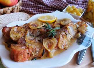 Χοιρινή Μπριζόλα με Κρεμμύδια, ψημένη στο φούρνο με σάλτσα.