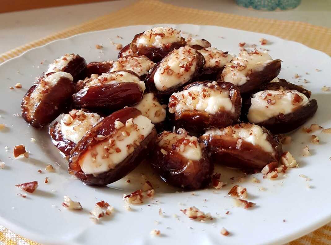 Χουρμαδες γεμιστοί με τυρι και καρύδια 