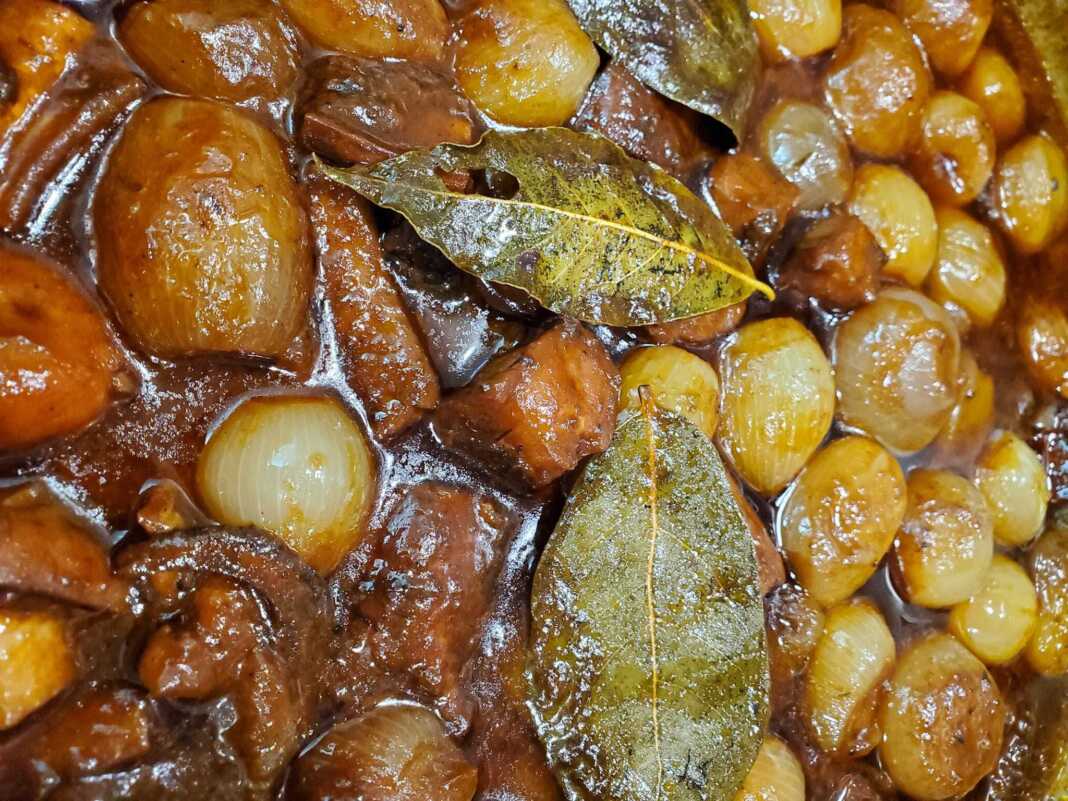 Θράψαλα στιφάδο με κρεμμυδάκια και σάλτσα ντομάτας