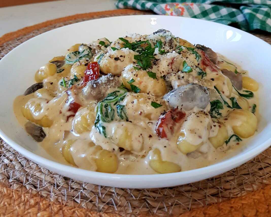 zimarikaKremamanitarion Ζυμαρικά με κρέμα μανιταριών και σπανάκι