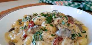 Ζυμαρικά με κρέμα μανιταριών και σπανάκι