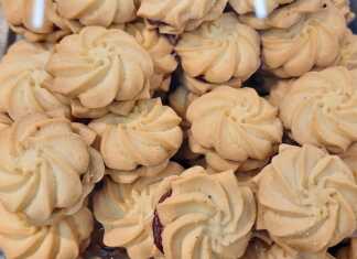 Σαμπλεδάκια με μαρμελάδα φράουλας, τοποθετημένα σαν σάντουιτς σε πιατέλα.