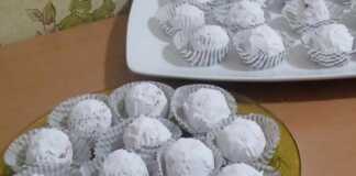 Παραδοσιακά Αμυγδαλωτά με άχνη ζάχαρη, σερβιρισμένα σε χαρτάκια σε πιατέλα