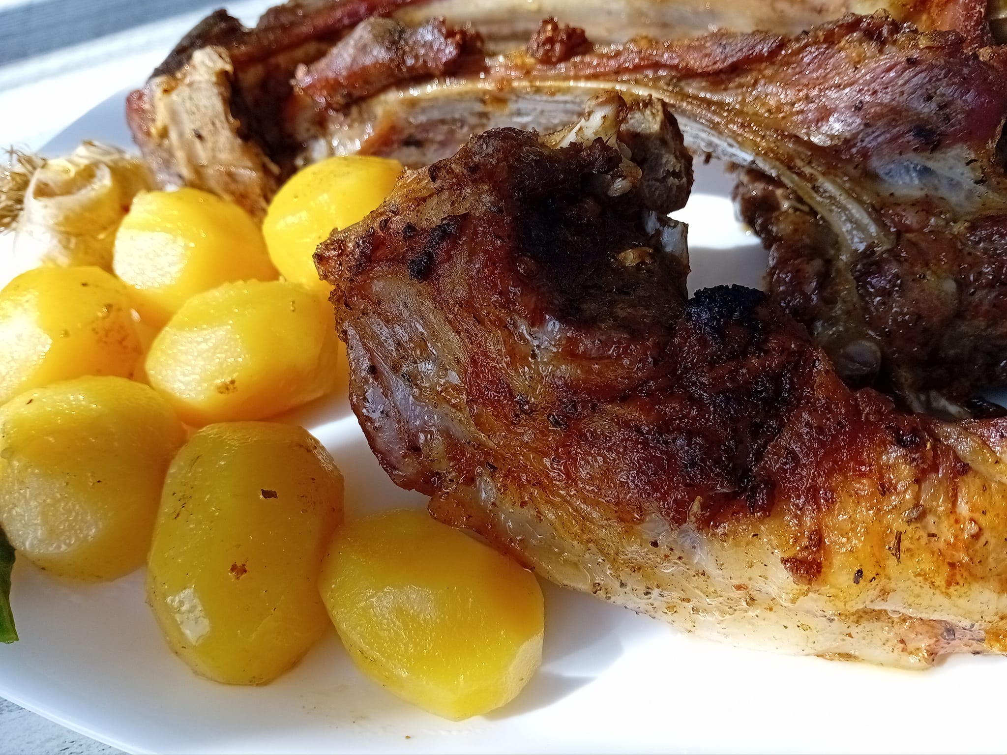 Αρνίσια παϊδάκια στο φούρνο με πατάτες