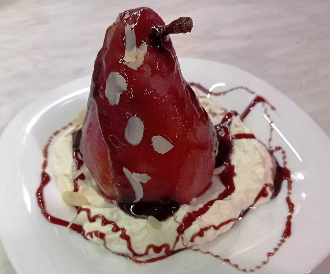 Αχλάδια ποσέ σε σιρόπι κρασιού