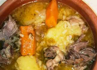 Γίδα βραστή σε βαθύ πιάτο, με μεγάλα κομμάτια κρέατος, πατάτες, καρότα και πλούσιο, αχνιστό ζωμό.