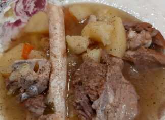 Αχνιστό πιάτο με γίδα βραστή ζουμερές πατάτες και καρότα μέσα σε πλούσιο ζωμό αρωματισμένο με σέλινο