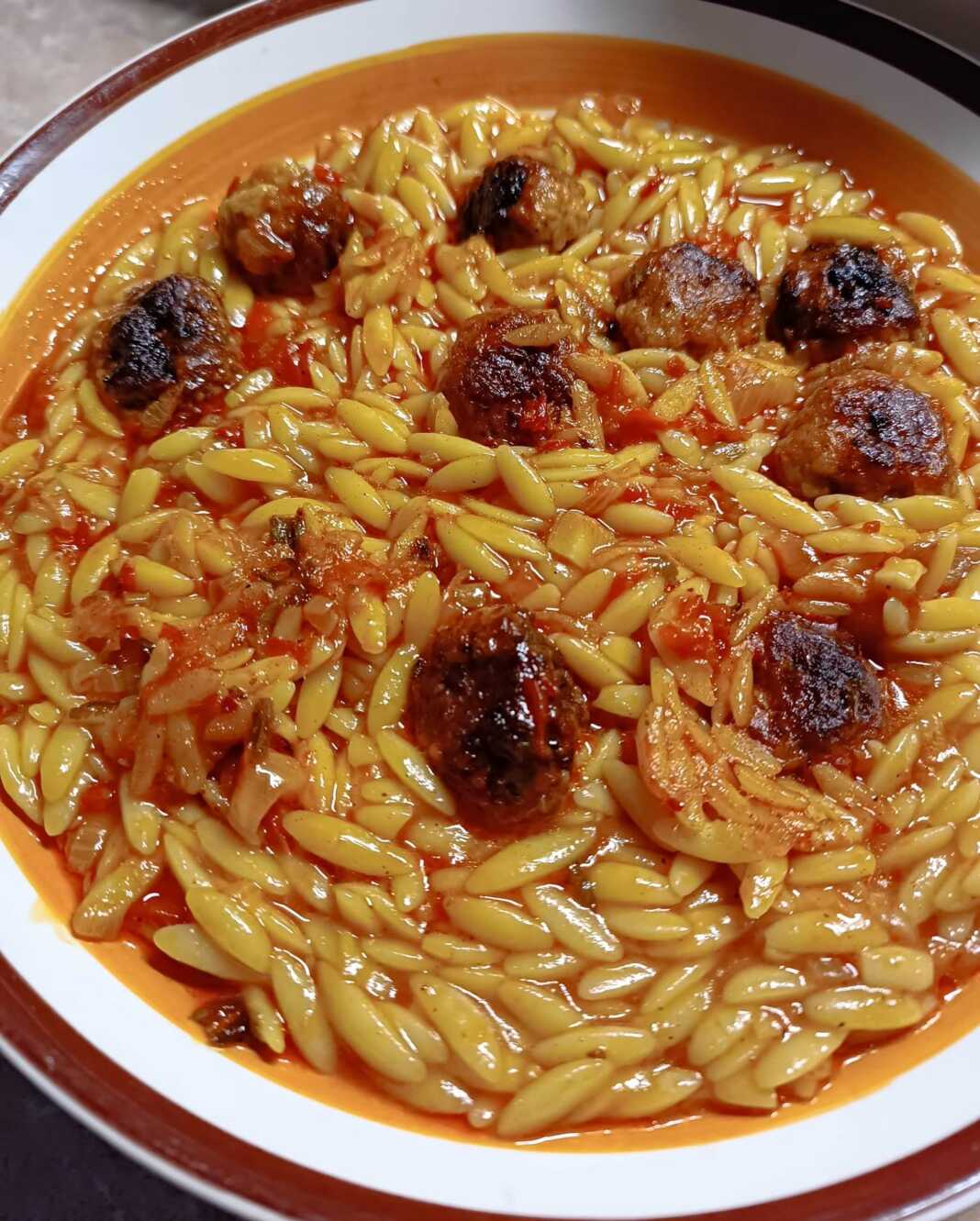 Ταψί με λαχταριστό κριθαράκι με κεφτεδάκια βγαλμένο από τον φούρνο.