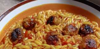 Ταψί με λαχταριστό κριθαράκι με κεφτεδάκια βγαλμένο από τον φούρνο.