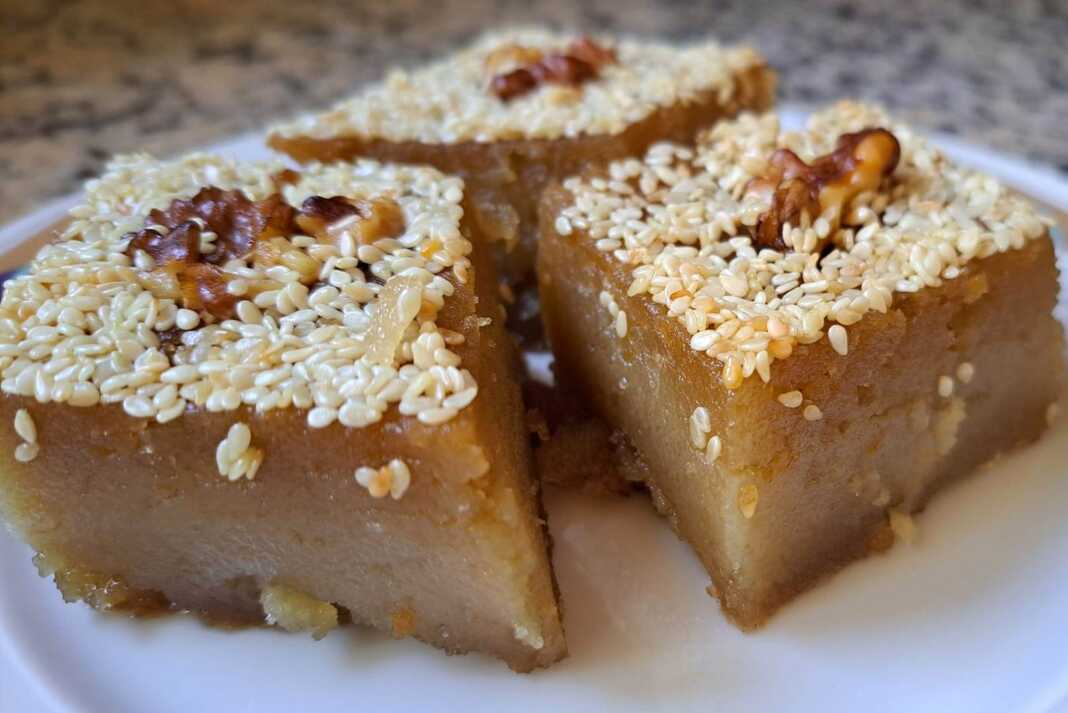 Ένα κομμάτι από το Παραδοσιακό Ραβανί Αγρινίου με καρυδάκι για διακόσμηση.