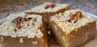 Ένα κομμάτι από το Παραδοσιακό Ραβανί Αγρινίου με καρυδάκι για διακόσμηση.