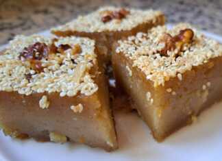 Ένα κομμάτι από το Παραδοσιακό Ραβανί Αγρινίου με καρυδάκι για διακόσμηση.