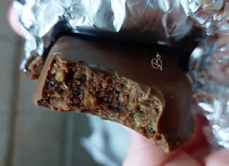 Σπιτικές καριόκες τυλιγμένες σε αλουμινόχαρτο και μερικές κομμένες σε φέτες, δείχνοντας τη γεμάτη φουντούκια και μπισκότο γέμιση