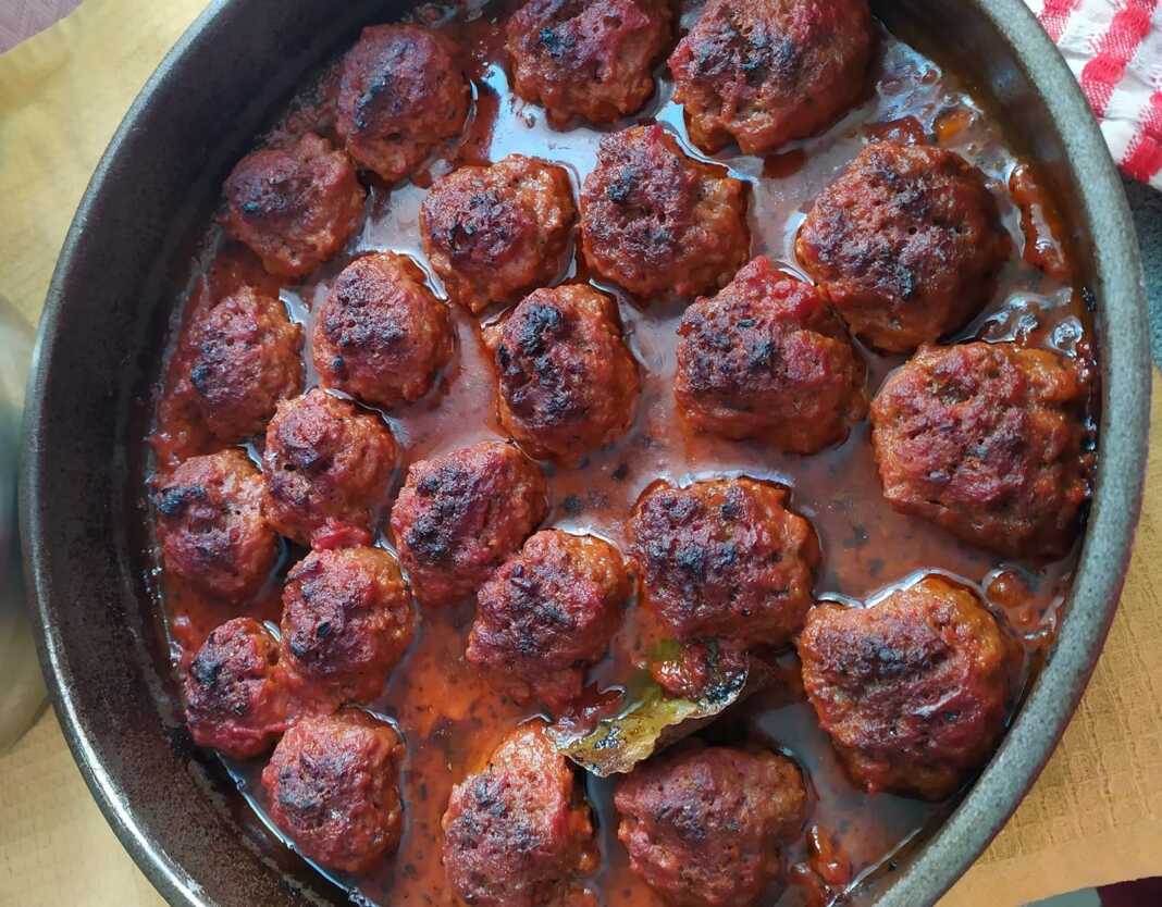 Τα Κεφτεδάκια με σάλτσα στο φούρνο